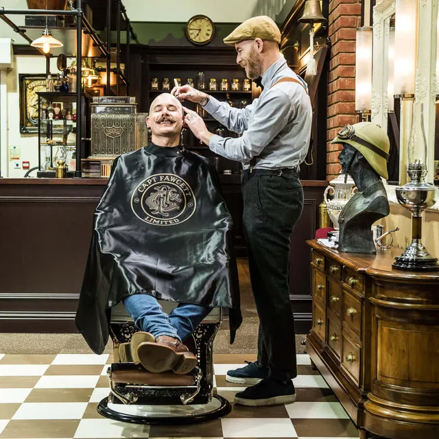 captain-fawcett-barbers-cape-schwerer-friseurumhang-aus-premium-satin-mit-neopre image 1