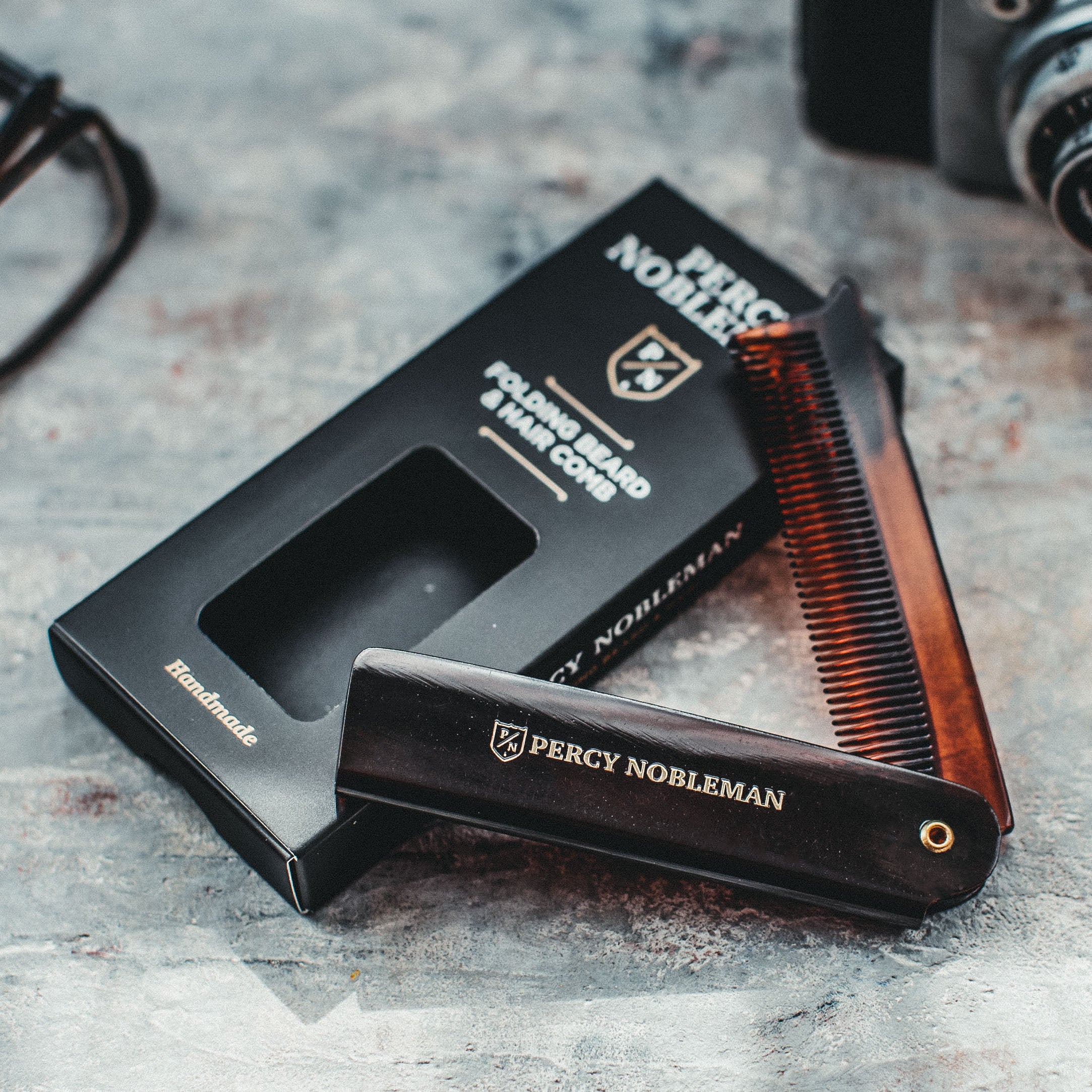 percy-nobleman-folding-beard-comb-zusammenklappbarer-bart-und-haarkamm-aus-aceta image 2