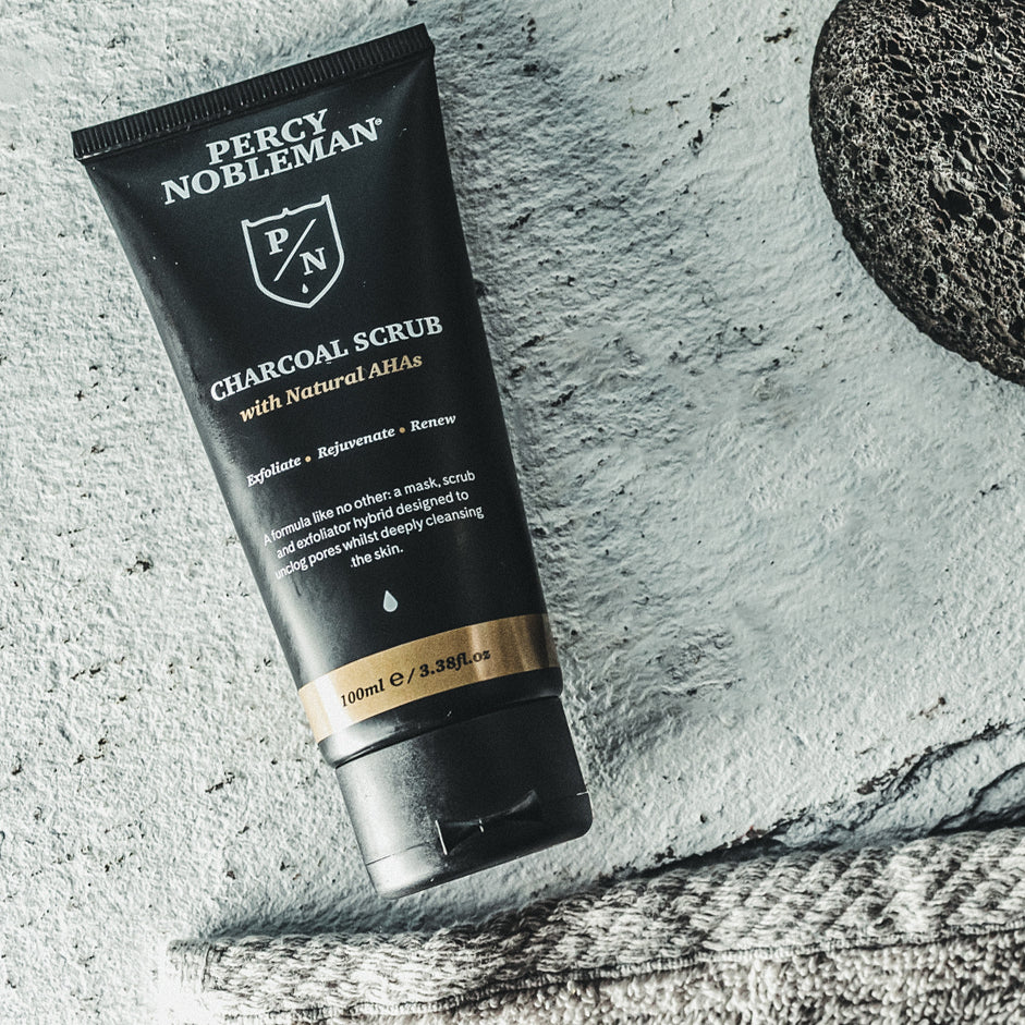 percy-nobleman-charcoal-scrub-3-in-1-maske-peeling-und-exfoliator-mit-aktivkohle image 2